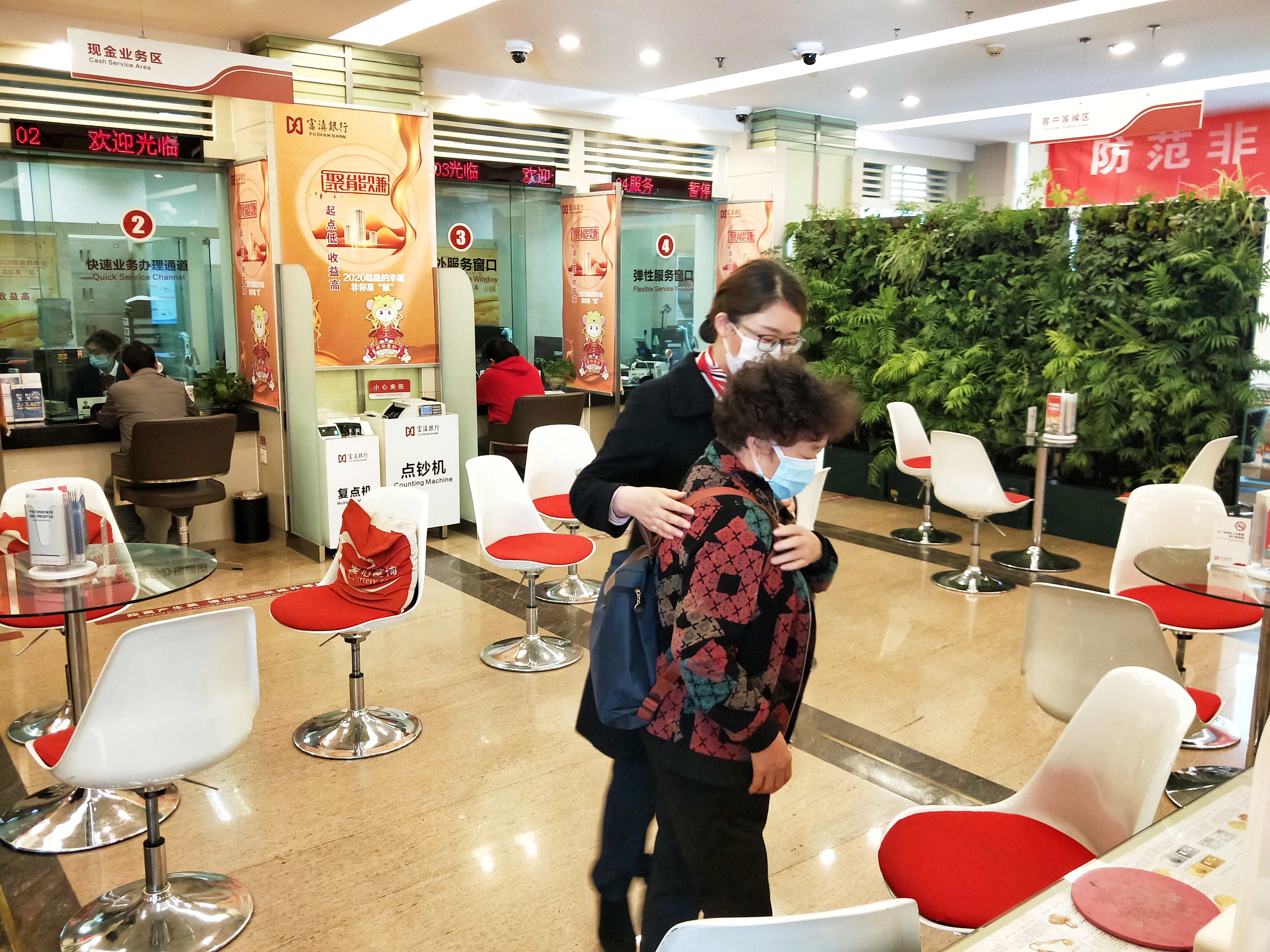 中山支行陳虹工作場(chǎng)景照2.jpg